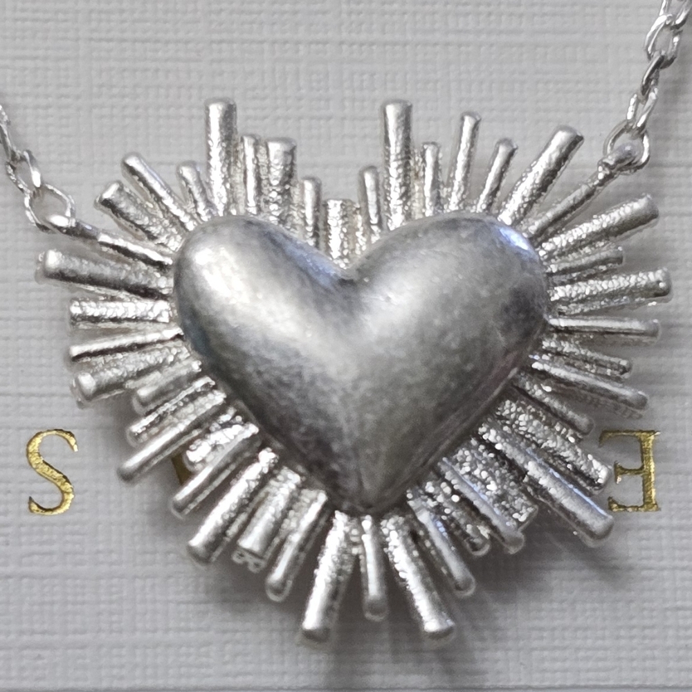 Dolly Parton X Kendra Scott Ari Heart Silver Short Pendant Necklace - Picture 5 of 6